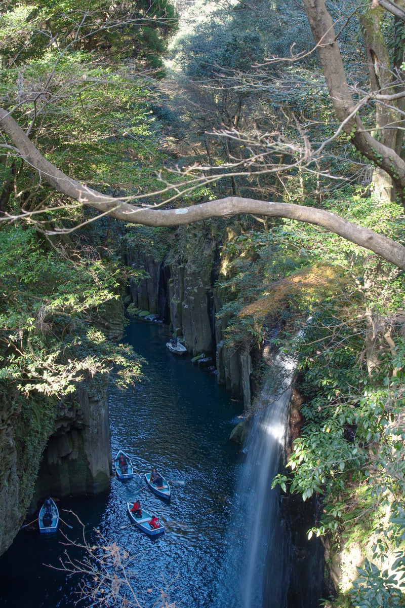 「高千穂峡と観光客ボート（宮崎県高千穂町・真名井の滝）」の写真