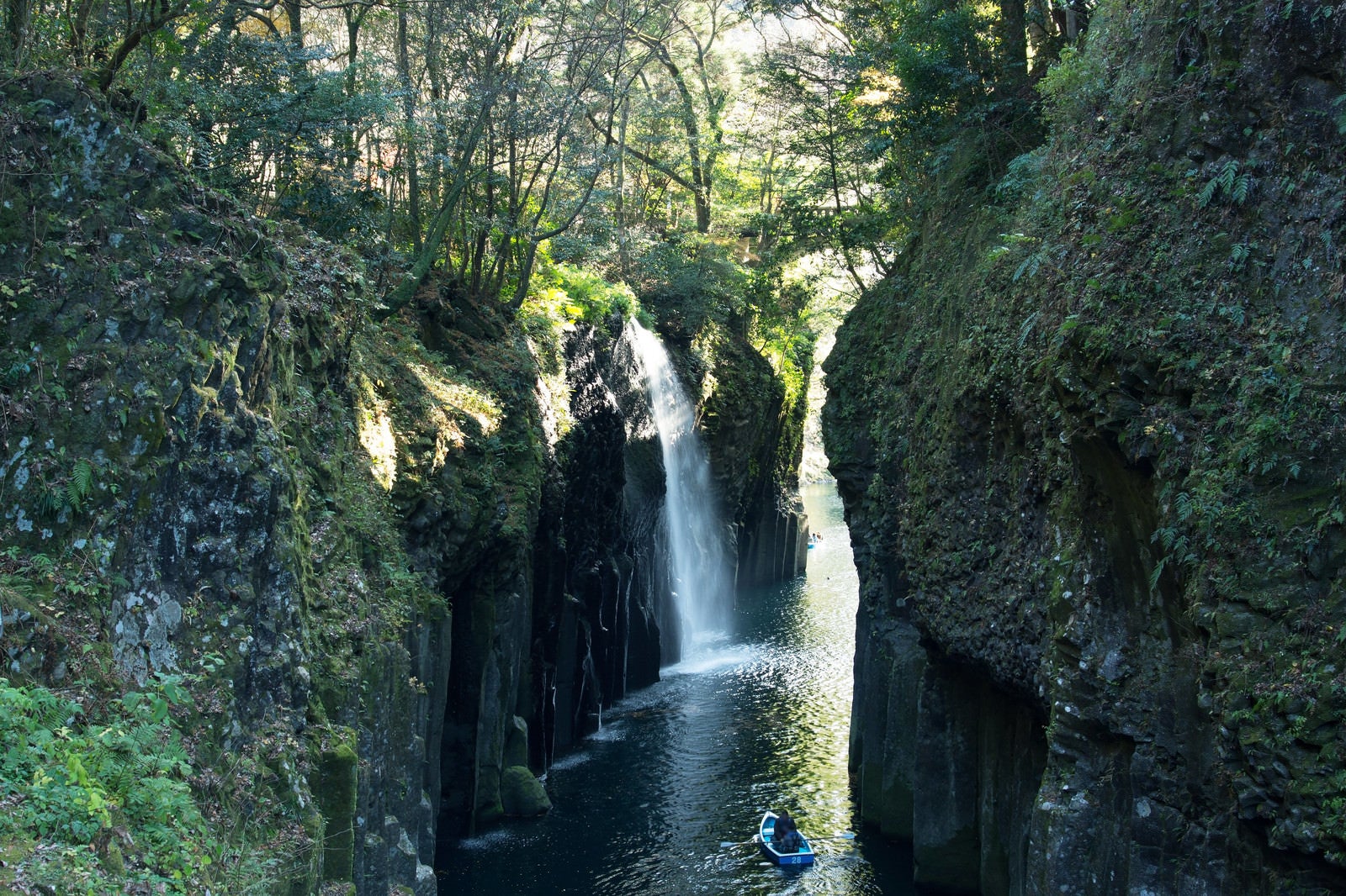 「峡谷の岩肌と真名井の滝（宮崎県高千穂町）」の写真