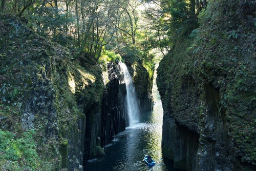 峡谷の岩肌と真名井の滝（宮崎県高千穂町）の写真