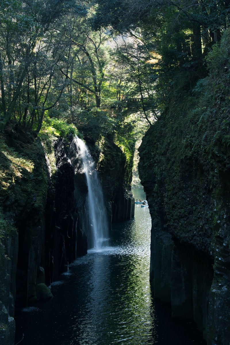 川に映る真名井の滝（宮崎県高千穂町）の写真