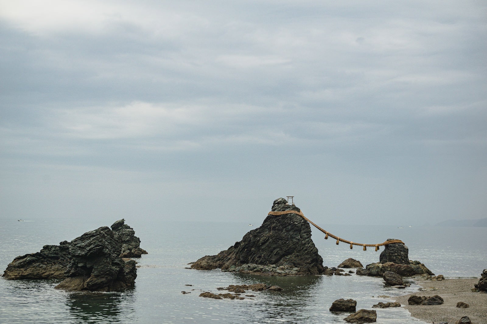 「曇天の下の潮が引いてる時の夫婦岩」の写真