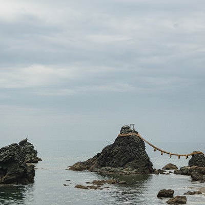 曇天の下の潮が引いてる時の夫婦岩の写真