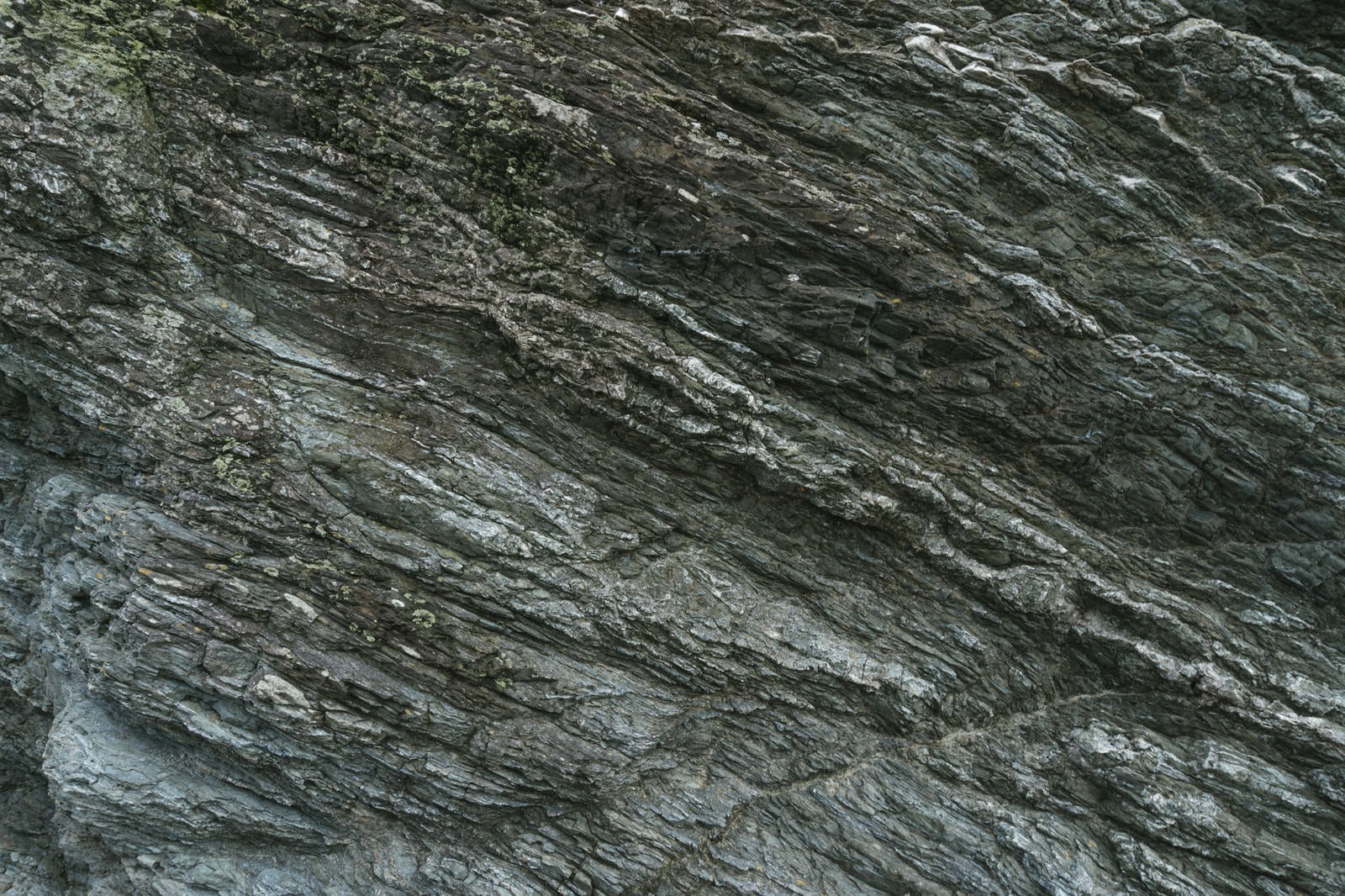 「層が重なっているような岩肌」の写真