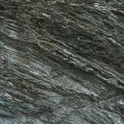 層が重なっているような岩肌の写真