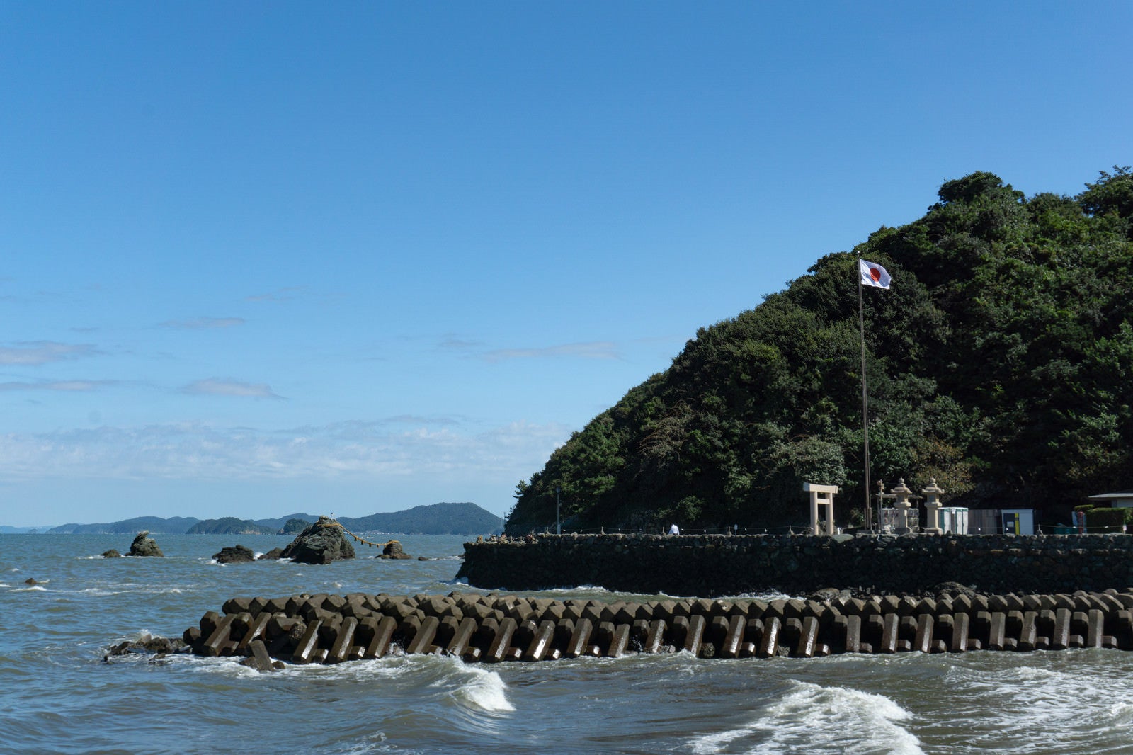 「二見海岸の波止場から二見興玉神社の参道を眺める」の写真