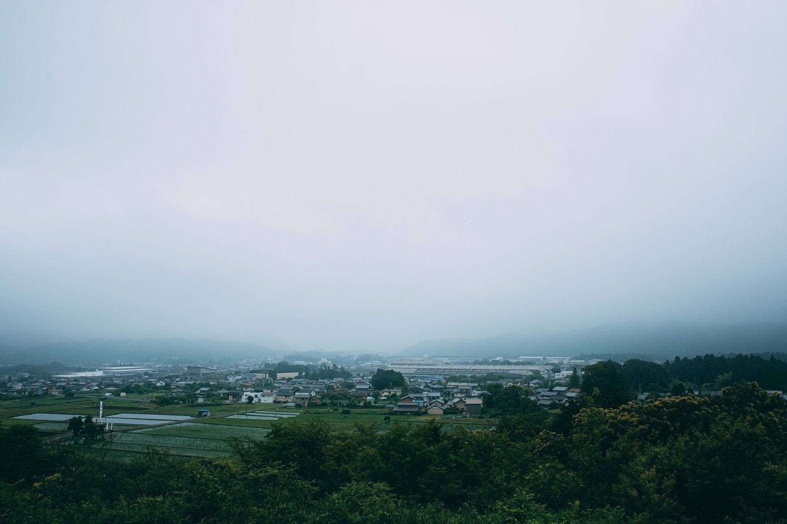 「笹尾山展望デッキから、雨で霞む現在の関ケ原を眺める」の写真