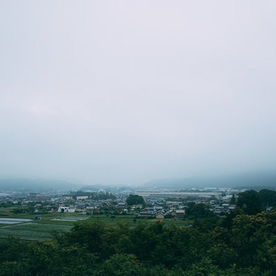 笹尾山展望デッキから、雨で霞む現在の関ケ原を眺めるの写真