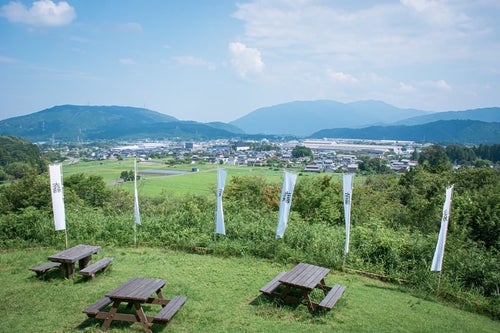 笹尾山展望デッキから眺める休憩場所と現在の関ケ原の写真