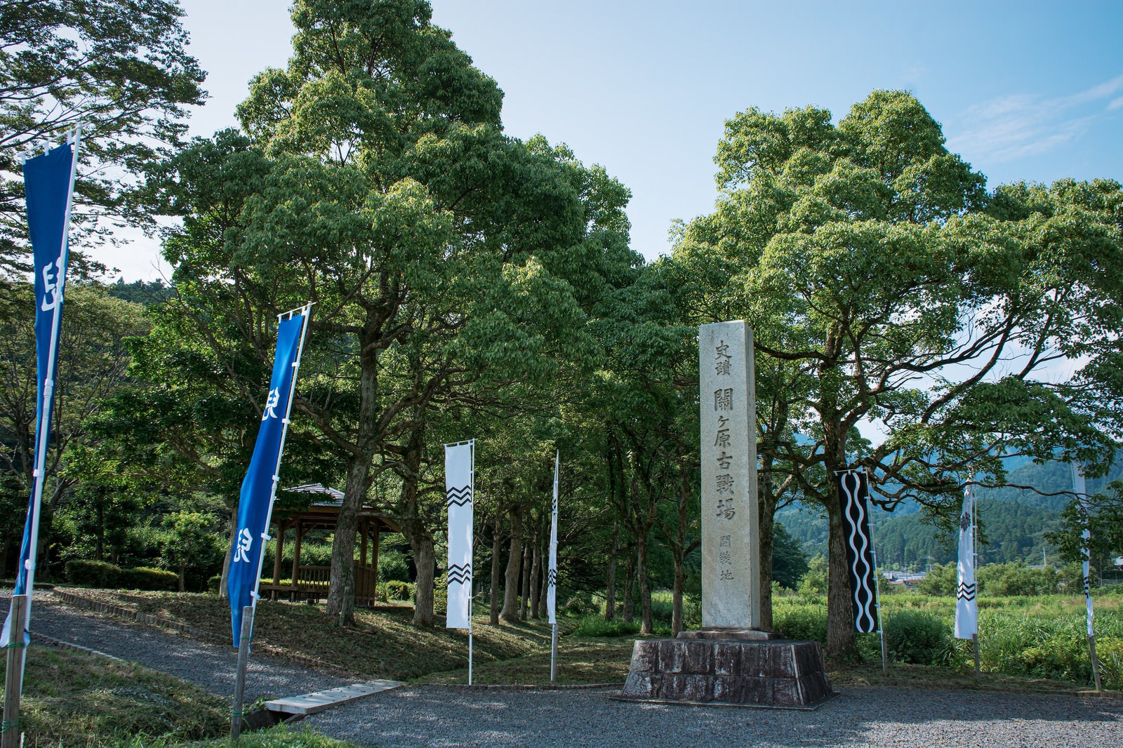 「整備された公園に建つ関ケ原の合戦の開戦地の石碑」の写真