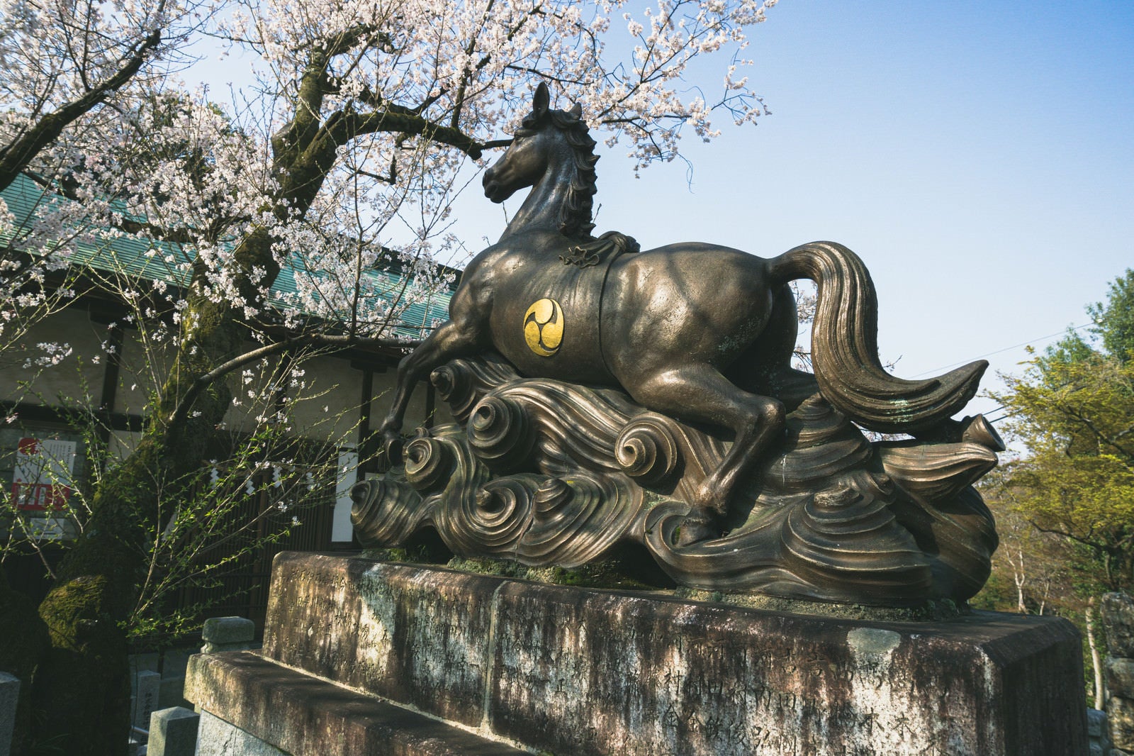 「桜の時期の針綱神社御神馬像」の写真