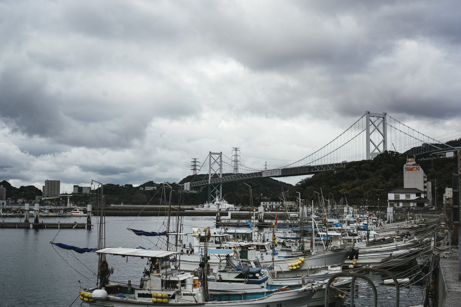 「並んだ漁船と関門橋」の写真