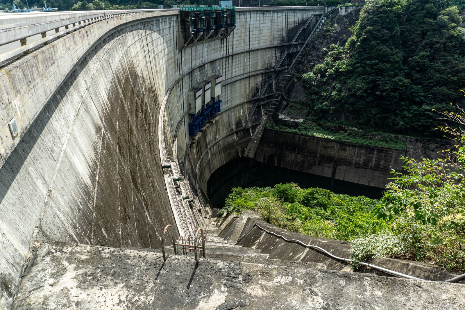 「矢作ダム右岸側から下を覗き込む」の写真