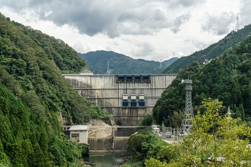 下流から見える矢作ダム正面の姿の写真