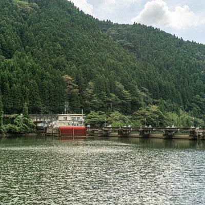 ダム湖側から見た矢作第二ダムと赤が目立つ矢作第二発電所への取水口の写真