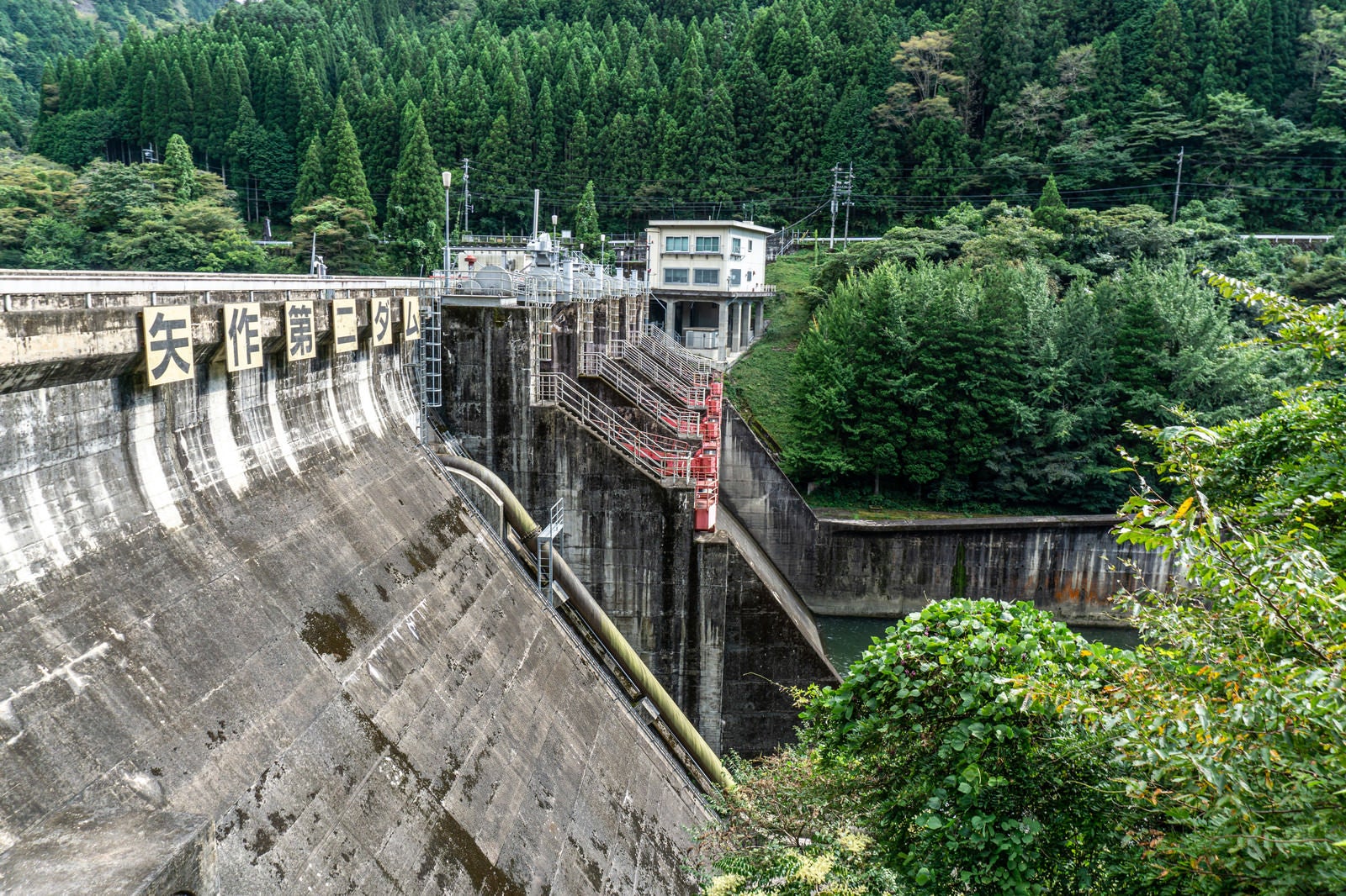 「右岸から見た矢作第二ダムの様子（愛知県豊田市）」の写真