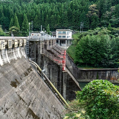 右岸から見た矢作第二ダムの様子（愛知県豊田市）の写真