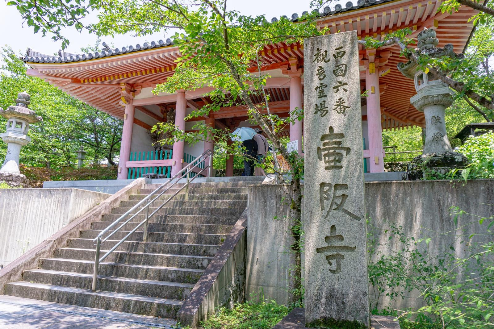 「壷阪寺の朱色の仁王門」の写真