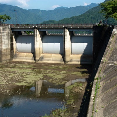 少し水が少ないためにしっかり見える九頭竜ダムの3門の洪水吐（福井県大野市）の写真