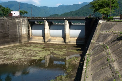 少し水が少ないためにしっかり見える九頭竜ダムの3門の洪水吐（福井県大野市）の写真