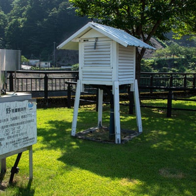 九頭竜ダム近くに設置されている百葉箱（福井県大野市）の写真