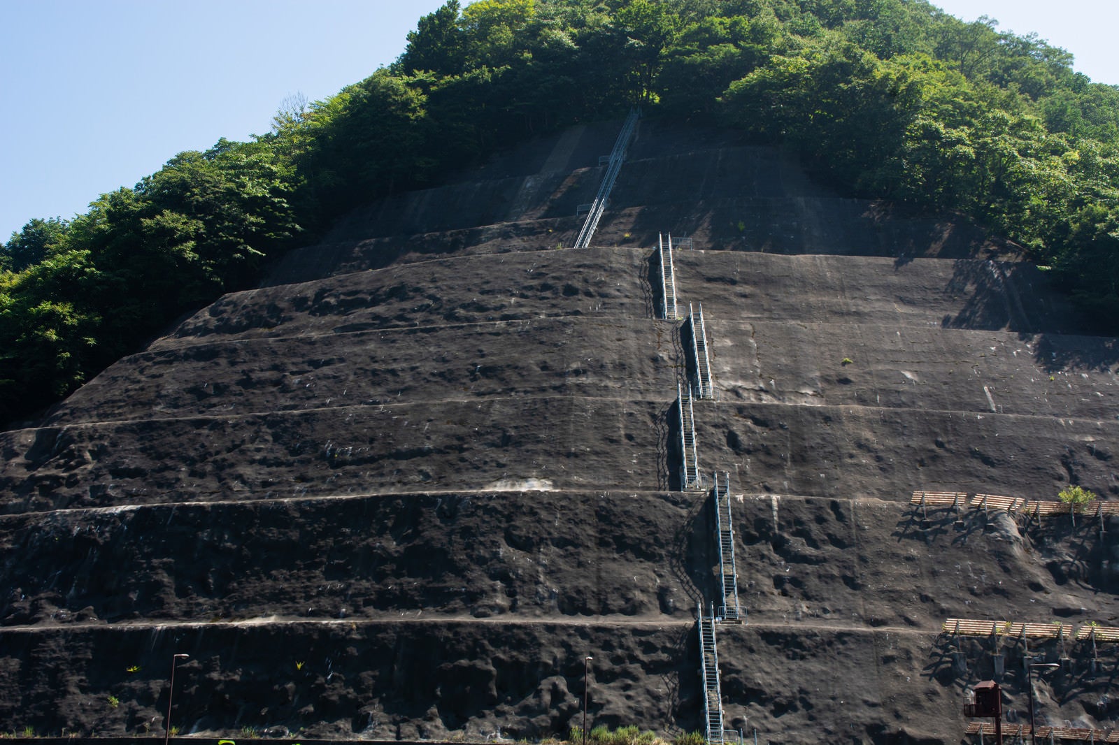 「コンクリートで固められら山肌に備えられた階段（福井県大野市）」の写真