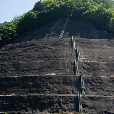 コンクリートで固められら山肌に備えられた階段（福井県大野市）の写真