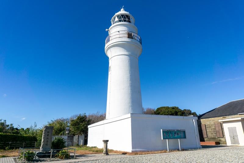 青空に映える潮岬灯台の白亜の塔の写真
