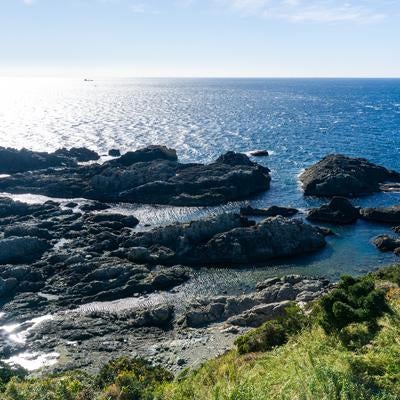 波に削られた大小の岩が織りなす壮大な海岸線の素材
