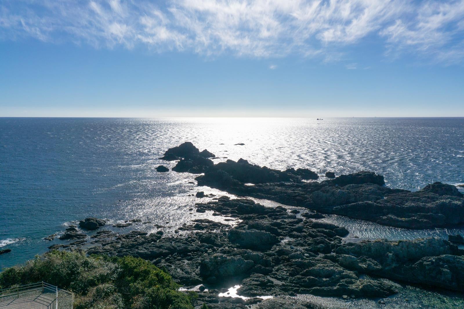 「潮岬灯台バルコニーから見る紀伊半島の岩礁と海の絶景」の写真