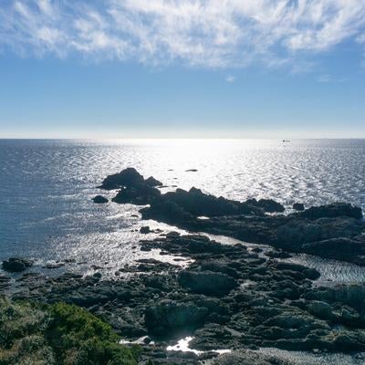 潮岬灯台バルコニーから見る紀伊半島の岩礁と海の絶景の写真