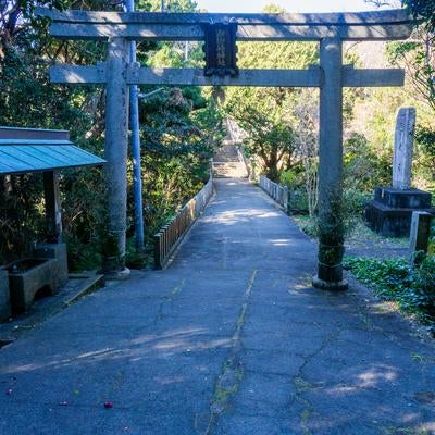 潮御崎神社参道に建つ石造りの鳥居と手水場の素材
