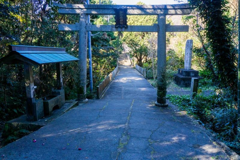 潮御崎神社参道に建つ石造りの鳥居と手水場の写真