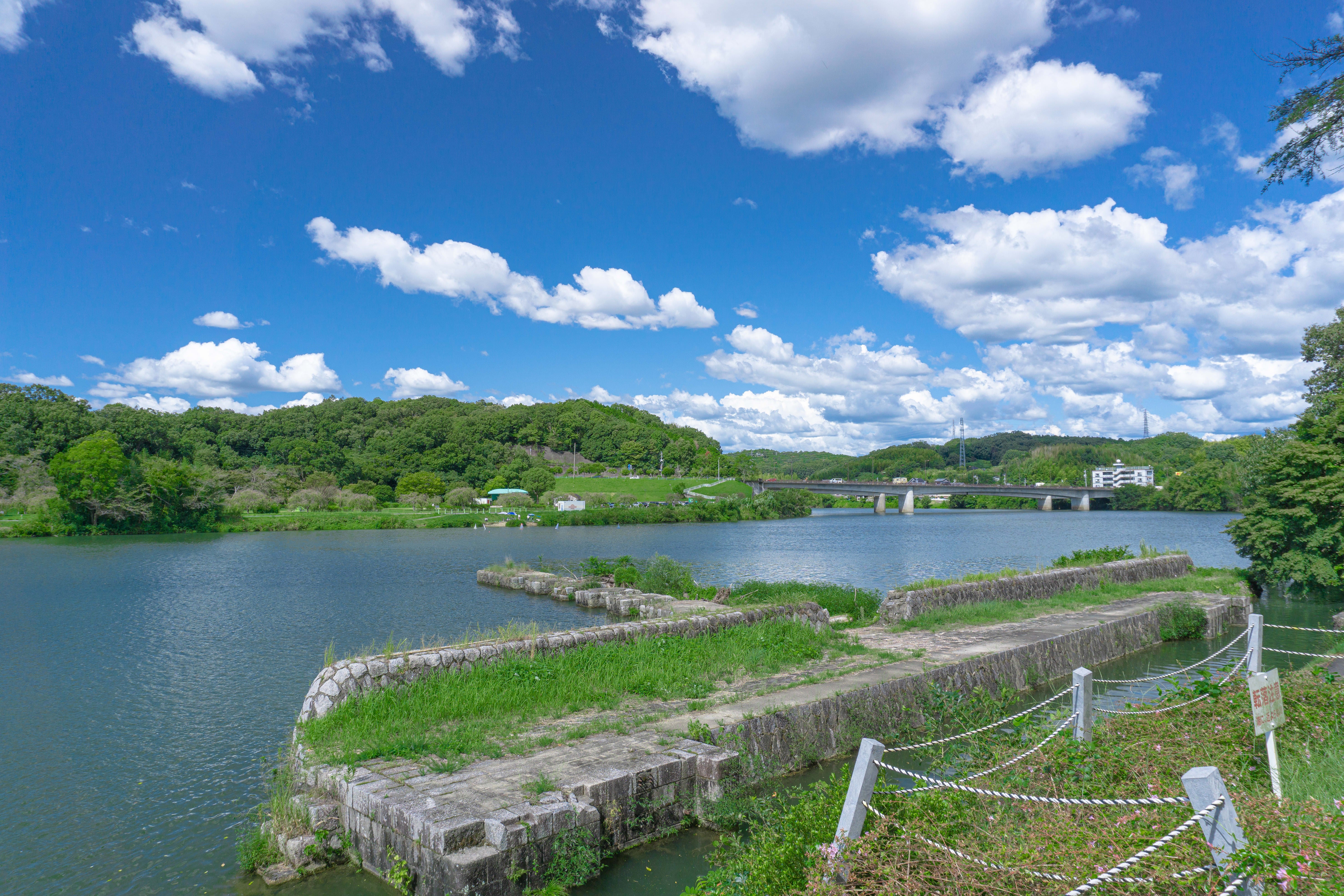 現在の頭首工上流左岸に残された明治用水旧頭首工跡の無料写真素材 - ID.79163｜ぱくたそ