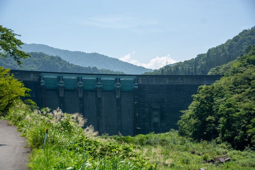 ダム横に通じる道から見た鷲ダム（福井県大野市）の写真