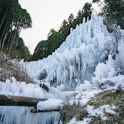 圧倒するようにそびえる氷瀑（湧水公園）の写真