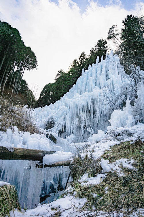 圧倒するようにそびえる氷瀑（湧水公園）の写真