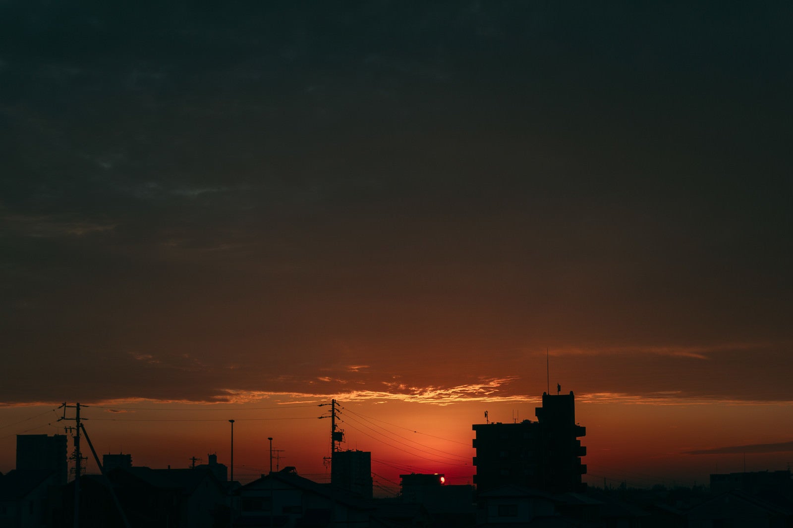 「街に沈む夕日と焼けた空」の写真