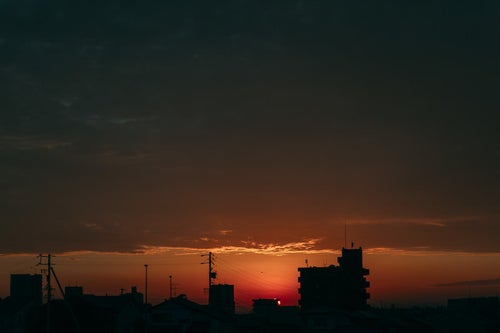 街に沈む夕日と焼けた空の写真