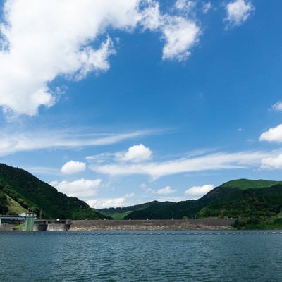 青空の下、青土ダム遊覧ボート場から見る青土ダム（滋賀県甲賀市）の写真