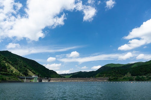 青空の下、青土ダム遊覧ボート場から見る青土ダム（滋賀県甲賀市）の写真