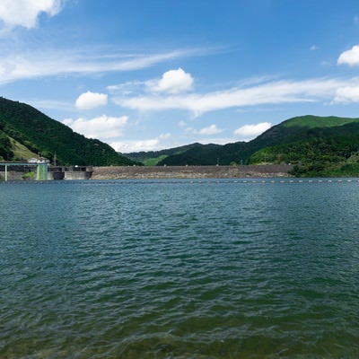 ロックフィルダムらしい青土ダムの石組みを堰き止められた野洲川から見るの写真