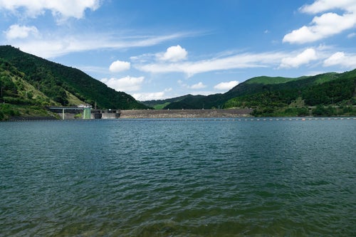ロックフィルダムらしい青土ダムの石組みを堰き止められた野洲川から見るの写真