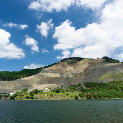 山肌がむき出しになった採石場（滋賀県甲賀）の写真