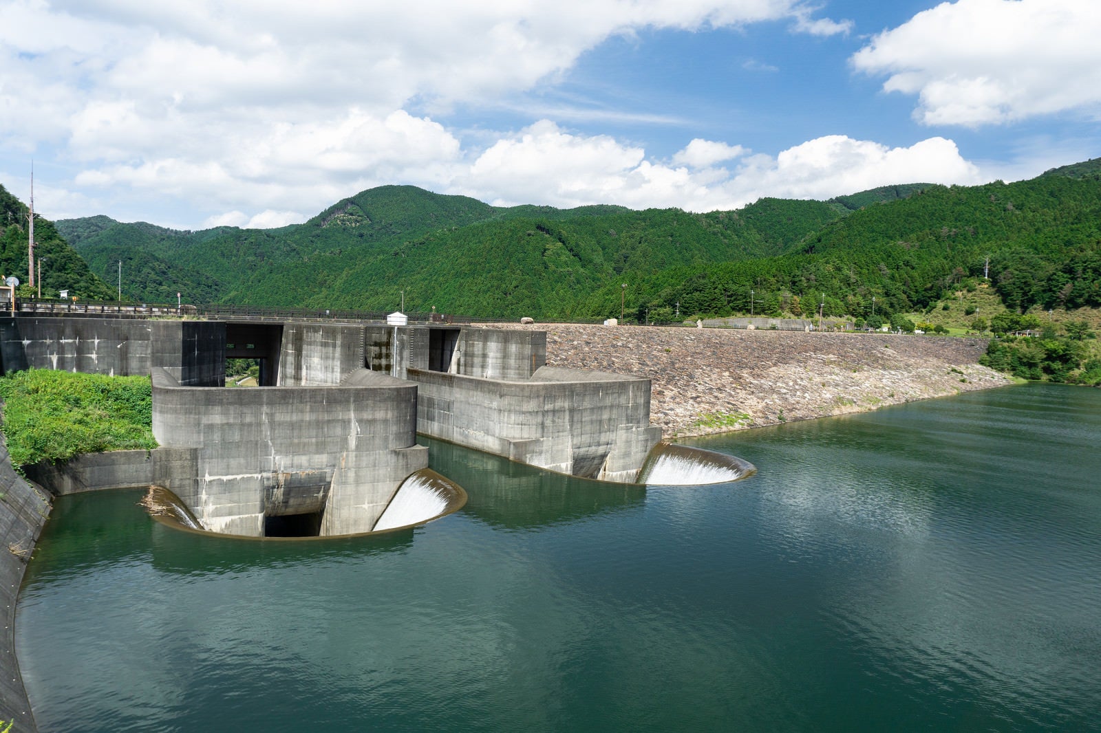 「青土ダムの特徴的な洪水吐（滋賀県甲賀市）」の写真