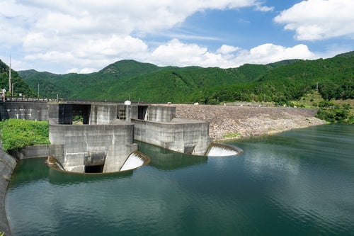 青土ダムの特徴的な洪水吐（滋賀県甲賀市）の写真