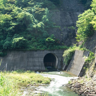 ダム下流側の青土ダム公園から見える下流への放水口の薄暗いトンネルの写真