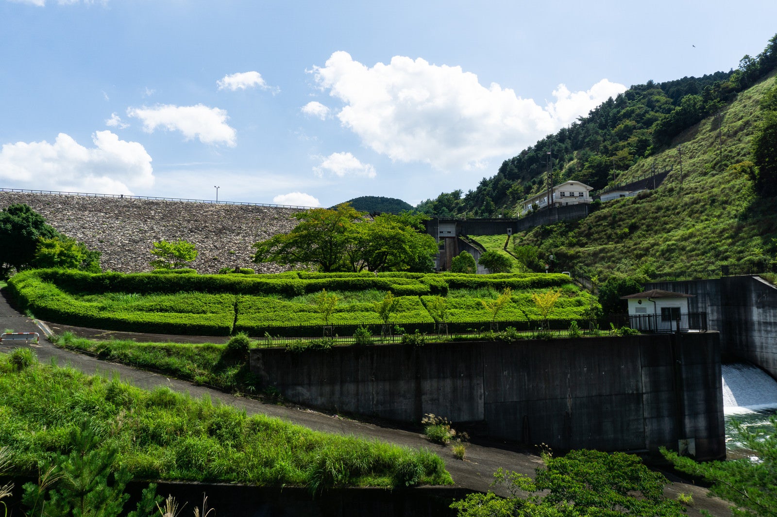 「綺麗に整備された青土ダム公園から眺める青土ダムの石組の壁面」の写真