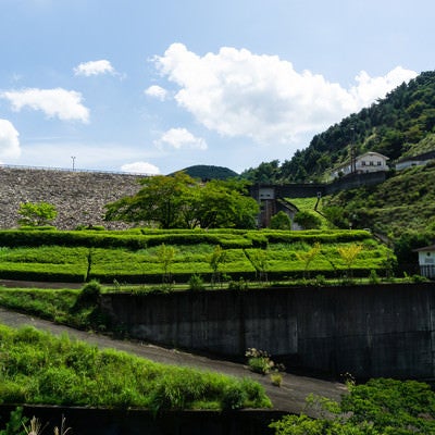 綺麗に整備された青土ダム公園から眺める青土ダムの石組の壁面の写真