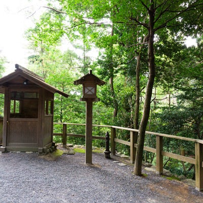 多賀宮へ向かう道にある木造りの哨舎と灯篭（豊受大神社）の写真