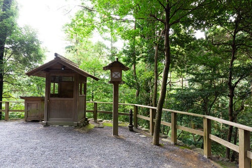 多賀宮へ向かう道にある木造りの哨舎と灯篭（豊受大神社）の写真
